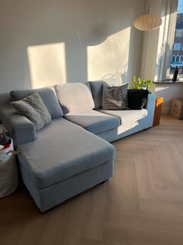 Lichtgrijze hoekbank met longchair, hoezen wasbaar