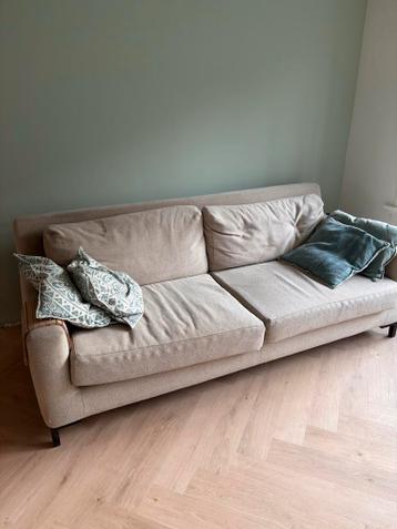 Solide bank met gebruikssporen