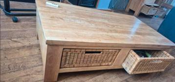 Mooie nette salontafel met rieten manden