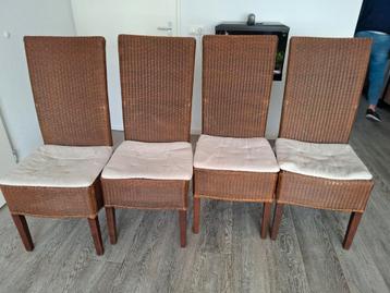 Gratis set van 4 rotan stoelen met kussentjes