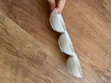 Witte porseleinen schaal met 3 vakken