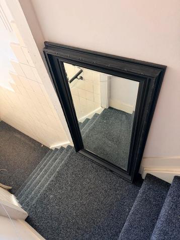 Grote spiegel mirror met zwarte sierlijke lijst