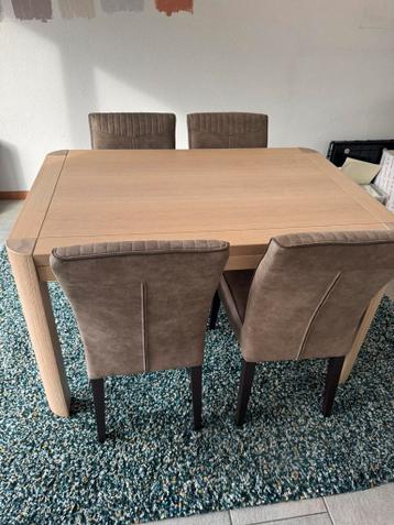 Tafel met vier stoelen.