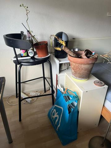 Zwarte kruk met rugleuning