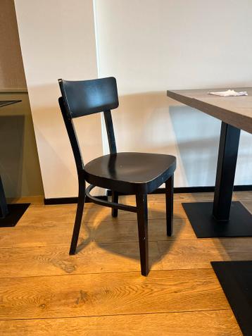 10 stevige zwarte houten stoelen