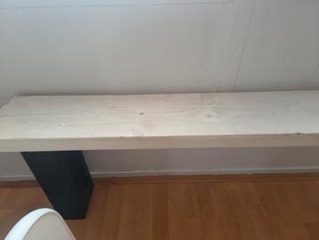 Zitbank met zwarte stalen poten