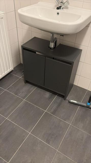 Donkergrijze wastafelkast en hoge kast