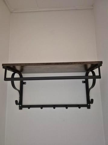 Kapstok met plankje. 60 cm breed.