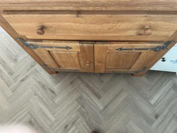 Massief eiken kastje met legplank en 2 deurtjes.