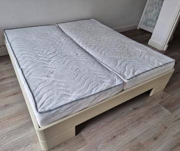 Gratis: 2 matrassen 90x200 geschikt voor bed van 180x200cm