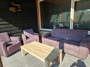 Bankstel met twee fauteuils en salontafel. GRATIS!