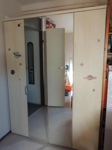 Kledingkast met spiegeldeuren