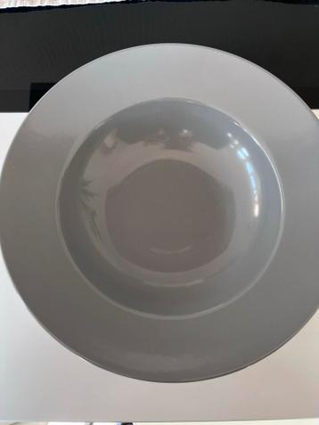 Gratis: 2 Diepe borden, 1 met klein defect