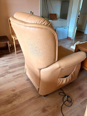 2 elektrische relaxstoelen - beschadigd maar functioneel