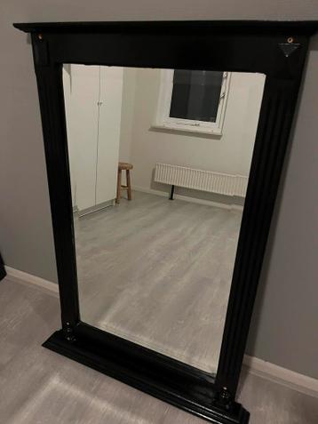 Grote spiegel met zwarte lijst