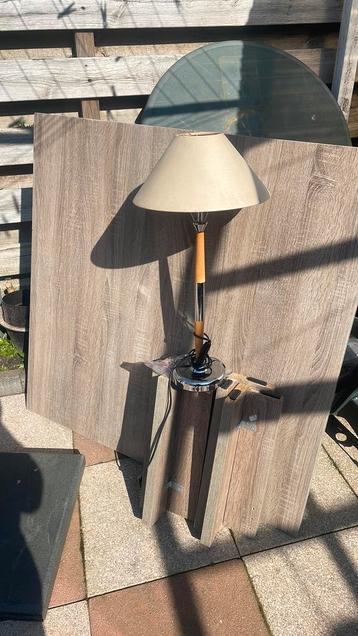 Salon tafel en lamp en twee glas tafel  gratis menemen