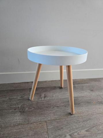 Wit houten bijzettafeltje