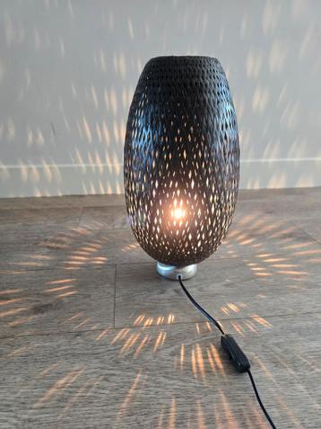 Zwarte rotan tafellamp