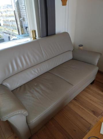 Gratis twee leren banken