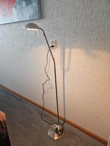 Gratis leeslamp vloerlamp staalkleur
