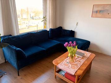 Blauwe velvet vank met chaise longe