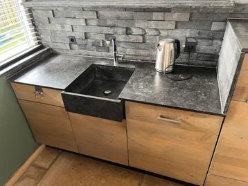 Keuken met houten fronten en hardstenen blad