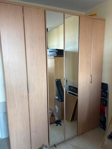 Gratis gebruikte kledingkast met spiegeldeuren