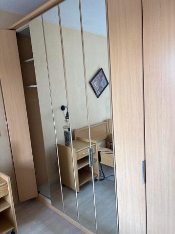 Gratis Gebruikte kledingkast met spiegeldeuren