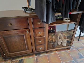 Kast met lades en glazen deurtje