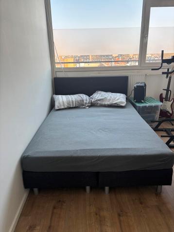 Gratis soft boxspring bed met hoofdbord, 140cm breed