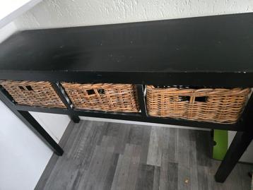 Side table en kastje met rieten manden