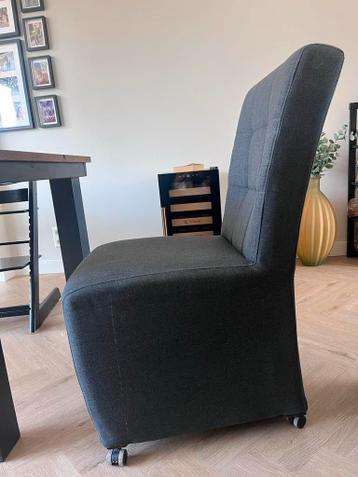 4 donkergrijze eetkamerstoelen (wielen) gratis af te halen