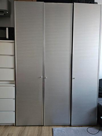 Grote kledingkast met roldeuren