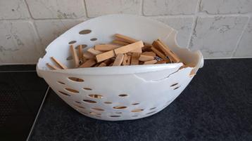 Mandje met houten knijpers