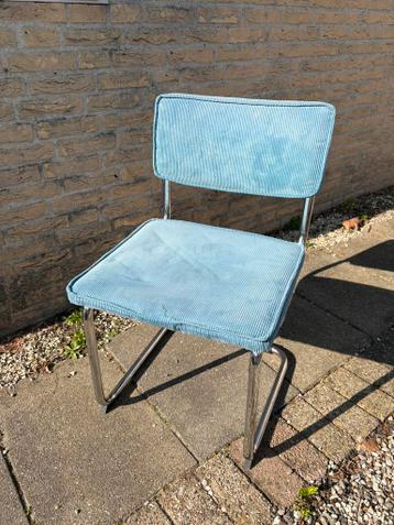 Blauwe geribde stoel