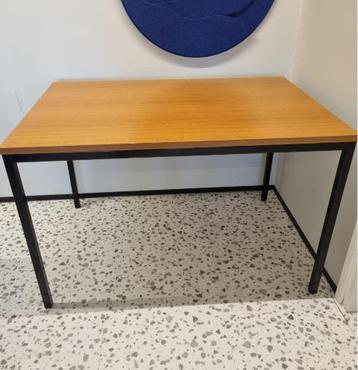 Gratis - stevige tafel (houtmotief + zwart stalen onderstel)