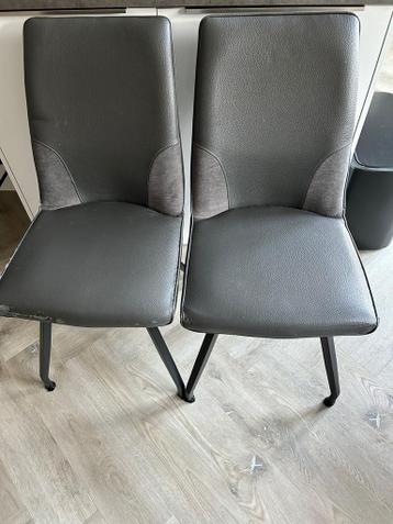 Vier donkergrijze stoelen