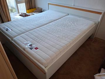 Tweepersoons bed met Auping onderstel en matrassen
