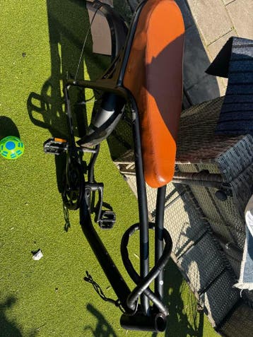 Zwarte fiets met bruin zadel