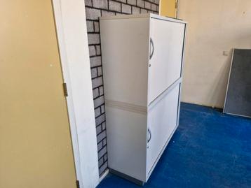 Diverse kasten en een groot tafelblad