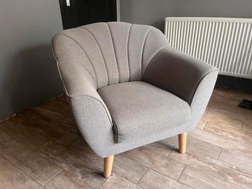 Lichtgrijze fauteuil gratis