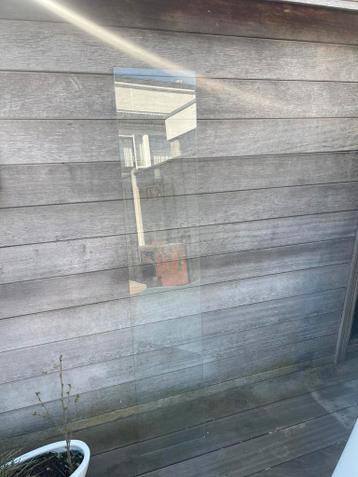 Glasplaat rondom geslepen.