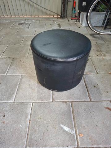 Zwarte ronde poef van kunstleer
