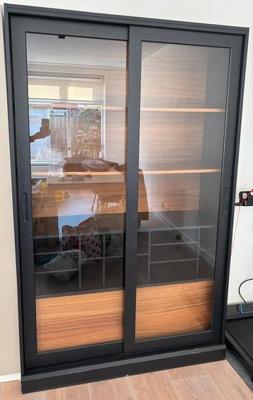 Gratis Woood James vitrinekast zwart/walnoot