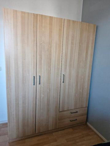 Gratis kledingkast 190x143x51cm