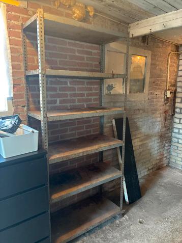 Gratis: Stevige ijzeren stellingkast - zelf demonteren