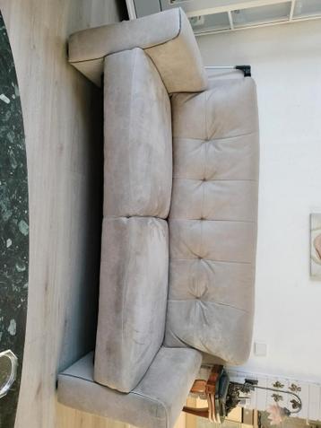 Lichtgrijze stoffen bank