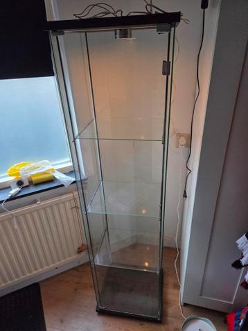 Glazen vitrinekast. GRATIS