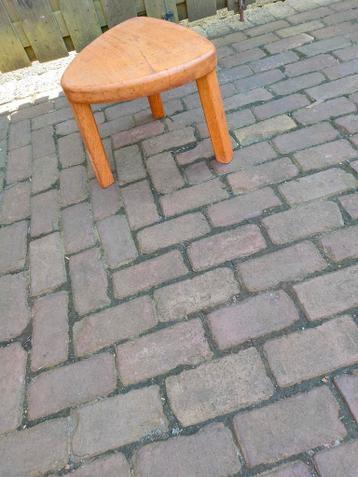 Zwaar houten tafeltje/krukje! GRATIS op te halen!
