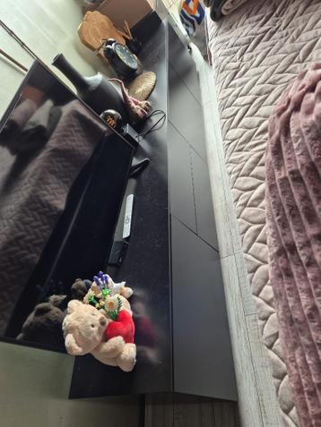 Tv meubel 2.40 lang, gratis.